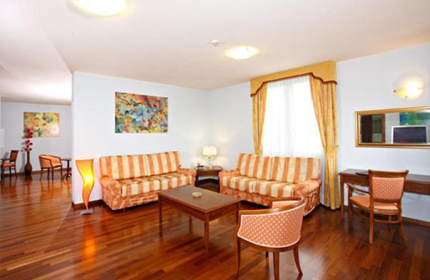 Hotel Gabarda Carpi Esterno foto